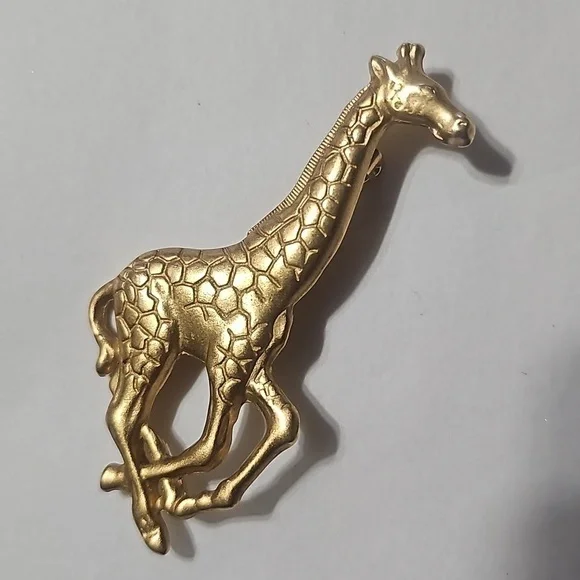 Women's Giraffe ๐ฆ Brooch - Picture 1 of 5
